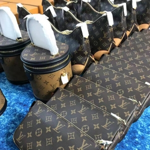 我們就是源頭拿貨在這里拿微商奢侈品代理奢侈品廠家一手貨源奢侈