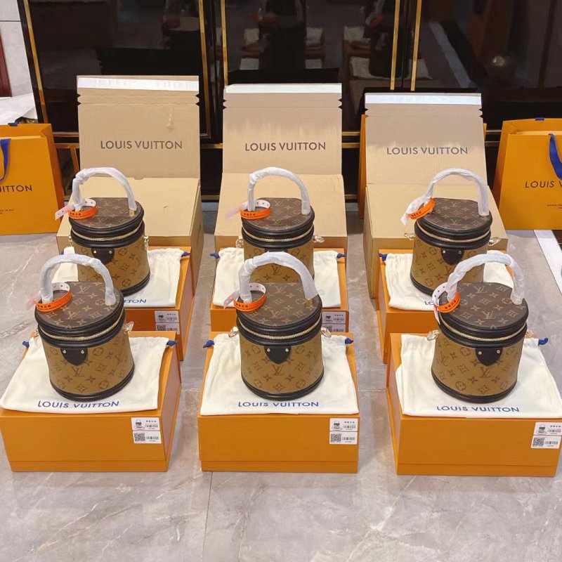 --LV包包原單奢侈品批發(fā)網(wǎng)，廣州白云皮具城貨源